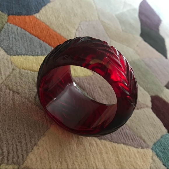 Vintage Transparent Lucite Wide Carved Leaf Bangle - Picture 6 of 16